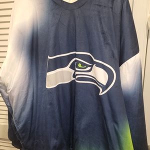 Pull over Sherpa Seahawks and Oakley Seahawks Shades